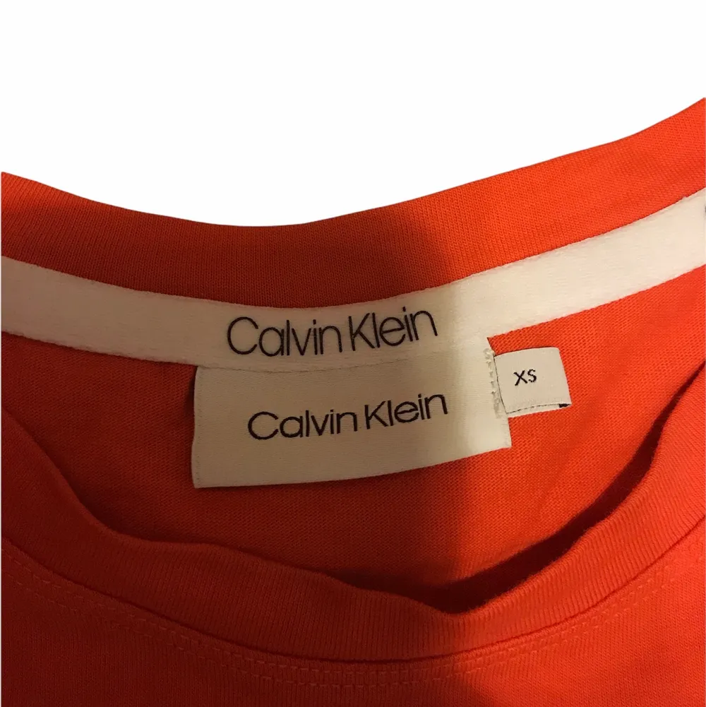 En super snygg orange Calvin Klein tröja med silver text som sticker ut som jag hitta på second hand för ett tag sen, tyvärr märkte jag när jag kom hem att den inte riktigt passade mig och därför säljer jag vidare den. Står att den är xs men passar också mig som är s-m men då sitter den ju lite tajtare 😊 hör av er för fler bilder💕. T-shirts.
