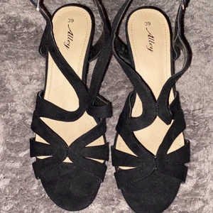 Svarta Alley klackar, st 39 - Svarta klackar från märket ALLEY, storlek 39. Använda Max 1 gång. Mycket bra skick eftersom de knappt är använda. Ordinarie pris 200kr