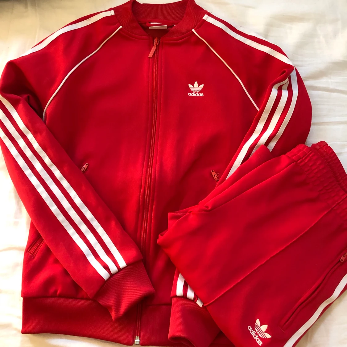 Röd adidasdress, storlek S  - 90