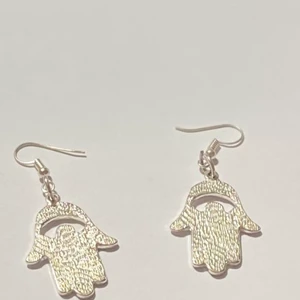 hamsa symbol örhängen  - hamsa:muslimsk och judisk symbol för gudomligt beskydd mot det onda och anses också bringa tur.