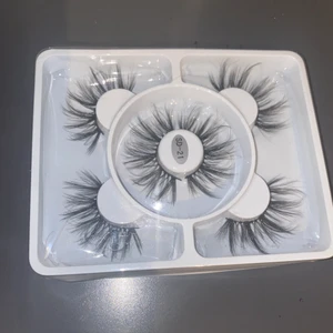 Fina långa lösögonfransar  - Långa 3D lösögonfransar som aldrig är använda eller öppnade. Ungefär 1,5cm långa och mycket volym. Frakten kostar 12kr.