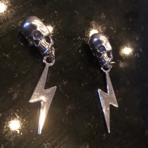 Örhängen  - Super coola döskalleXblixt örhängen! 80kr (frakten är inkluderad i priset). Det är självklart oanvända. Pluppar kommer ej med. Hör av er vid intresse eller funderingar!💓💀✨