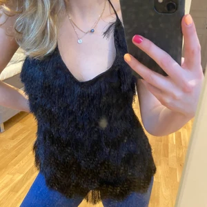 Linne med fransar! - Jättecoolt linne med fransar i storlek M men passar mig som har xs-s i vanliga fall! Lappen finns kvar buda i kommentarerna!