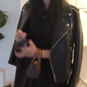 Skinnjacka  - Säljer min fina skinnjacka då den dessvärre inte kommit till användning. Köpt förra sommaren på ZARA.Skick är som nytt. Storlek M då jag ville att den skulle vara lite oversized.