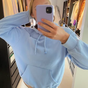 🦋Ljusblå hoodie🦋 - En ljusblå, supersöt hoodie som är skitnice nu till sommaren ⚡️🍬💙  frakt tillkommer !