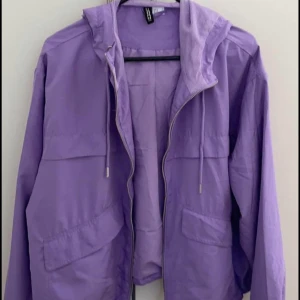 Lila jacka  - 80 tals jacka från HM storlek 38, lös och fin. Använd endast 1 gång!!!