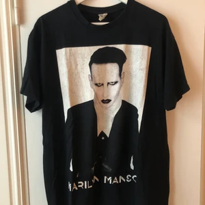 Marilyn Manson merch  - Marilyn Manson merch från hans spelning på grönan 2015. Trycket har spruckit men tycker det ger en fin touch tbh? Är i storlek L så har använt som oversized tischa/klänning. 