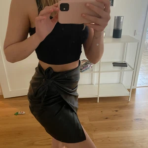 Nakd skinn kjol - Så fin kjol från nakd som man knyter i sidan. Aldrig använd 