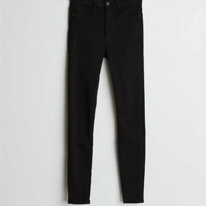 Molly jeans  - Säljer ett par Molly jeans i storlek 36. Dem är använda ett fåtal gånger. Nypris 300kr säljer dem för 100kr