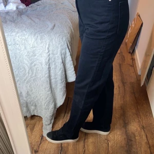 Svarta jeans från weekday  - Säljer dessa fina och populära jeans från weekday som heter ”extra high rowe jeans”, storlek W25/L30