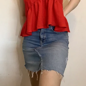 Bleached jeanskjol  - Jeanskjol som jag har sytt av ett par gamla byxor. Blekt mönster på baksidan! Tyvärr ett litet hål nära vänstra fickan på baksidan!