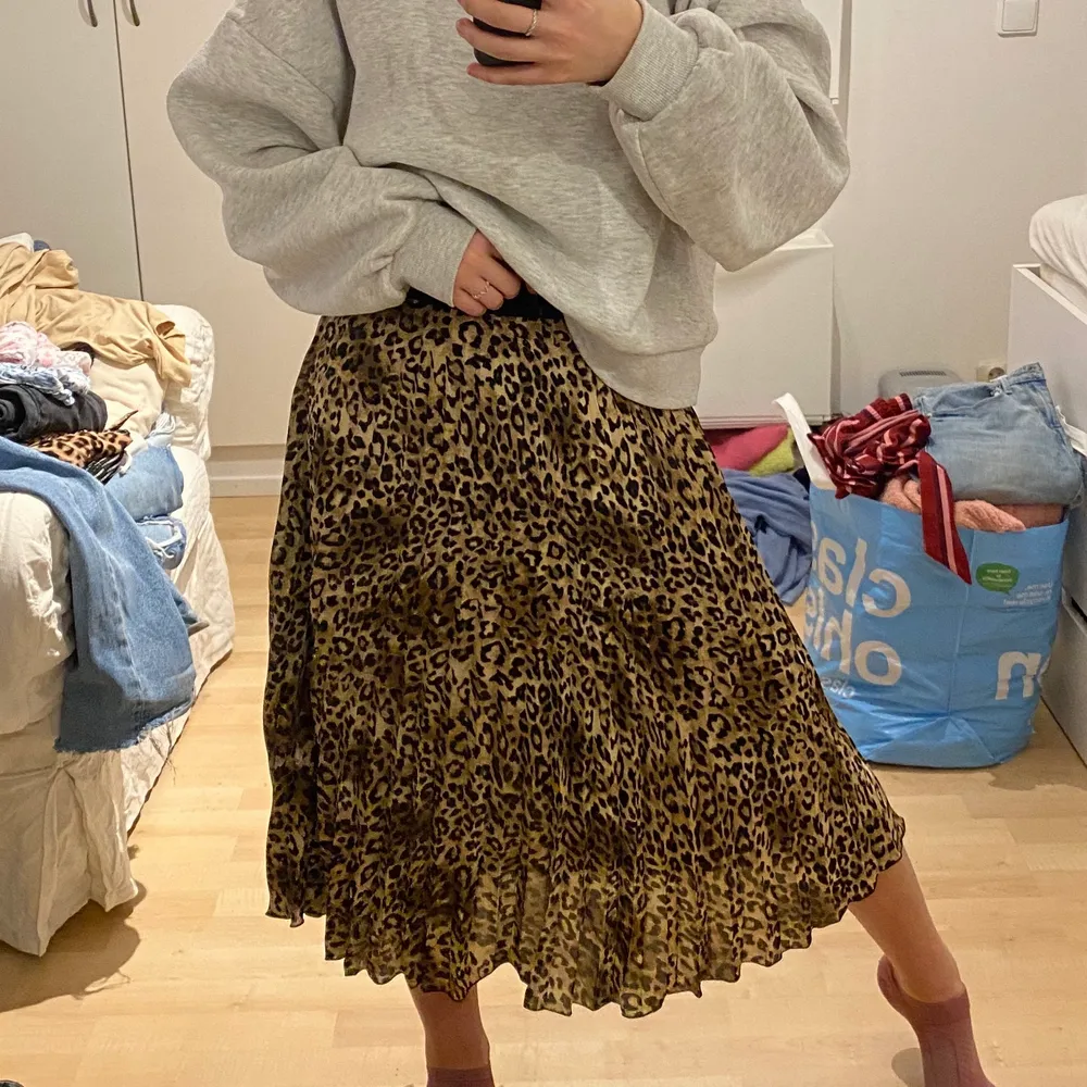 Fin plisserad leopardkjol från H&M! Kjolen är storlek 38 och säljer den för 100kr! . Kjolar.