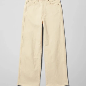 Veer High Wide Jeans från Weekday🙈🙉🙊 - Veer jeans har en hög midja och har breda beskurna ben med en omslutningsdetalj. Tillverkad av icke-stretch denim. Har använt dem fem gånger typ och säljer för att jag inte använder dem. Nypriser var 500kr på Weekday. Perfekt till sommaren.