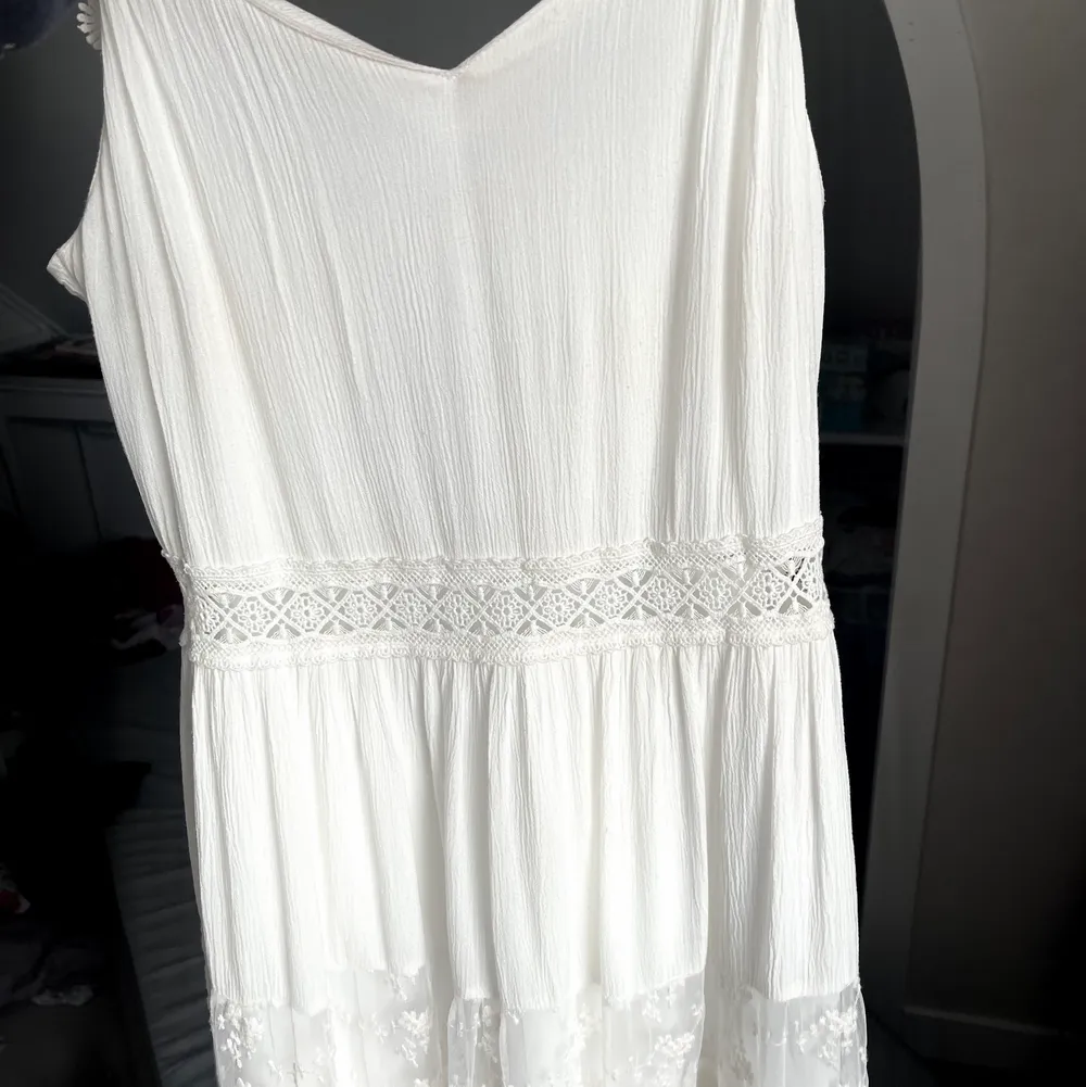 Säljer en vit klänning. Den är i storlek S.  Den sitter perfekt i midjan och är använd en gång . Klänningar.