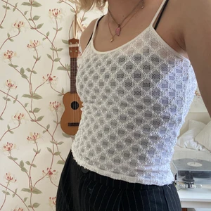 trendigt linne - världens finaste vita linne köpt på humana. det står ingen storlek men jag skulle säga att den passar som en S. linnet är lite genomskinligt, men går självklart ändå att ha bara som det är, annars är det jättesnyggt att ha över en t-shirt eller polotröja. <3