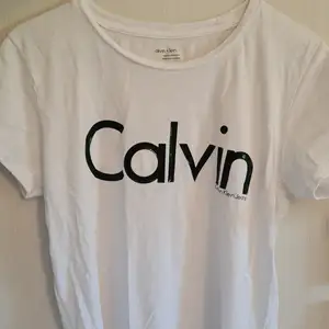 Vit Calvin Klein tshirt med trendigt tryck! Strl M men passar på mig som är S💕