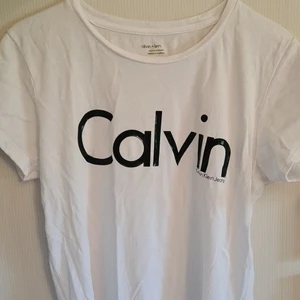 calvin klein tshirt  - Vit Calvin Klein tshirt med trendigt tryck! Strl M men passar på mig som är S💕