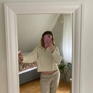 Stickad tröja från urban outfitters - Superfin stickad tröja med krage. Loose fit. Knappt använd. Betalning via swish. (Köpare står för frakt)