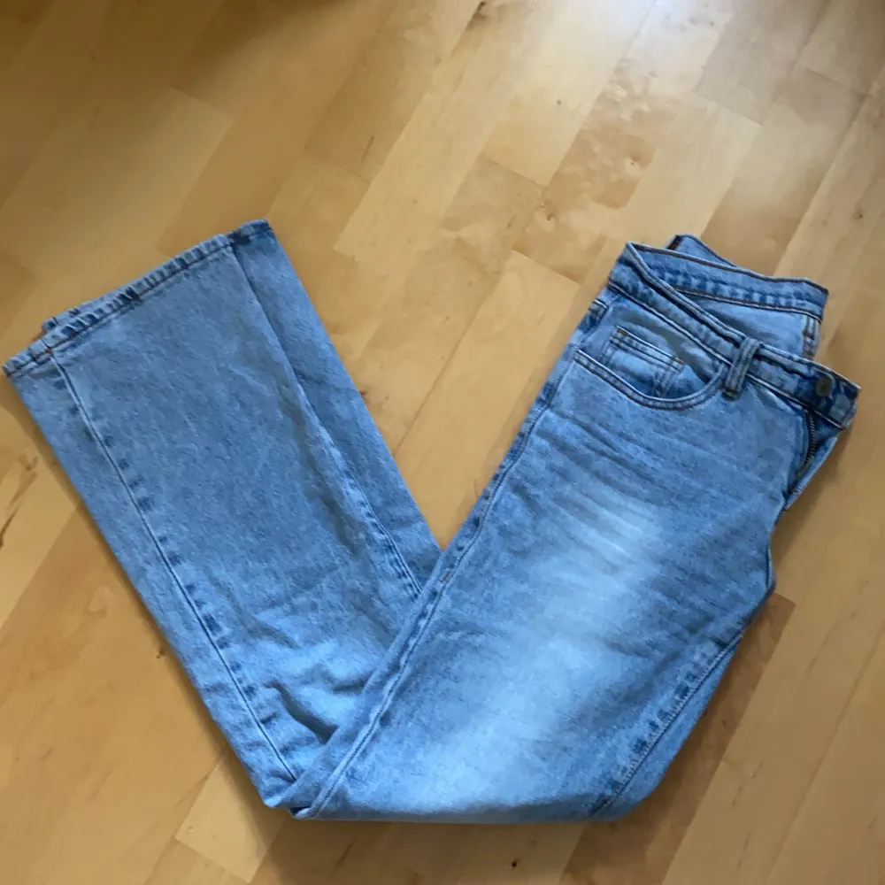 Ljusblå low rise jeans från brandy. De är i bra skick. Säljs pga för liten storlek. Betalning via swish.🥰. Jeans & Byxor.