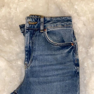 Blåa raka jeans - Ett par blåa raka jeans ifrån GinaTricot, storlek 34 men passar nog 36 också då de är lite stora/långa för mig