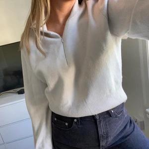 Jeans / topp från weekday - Säljer både tröjan och jeansen , jeansen är lash black jeans, längden är perfekt på mig, använda en gång så nyskick. Tröjan med nyskick , storlek M skriv vad ni är intresserade utav eller båda , jeansen 400 kr tröjan 250 kr 
