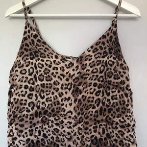 Linne med leoprint  - Fint linne i glansigt material med leoprint. 