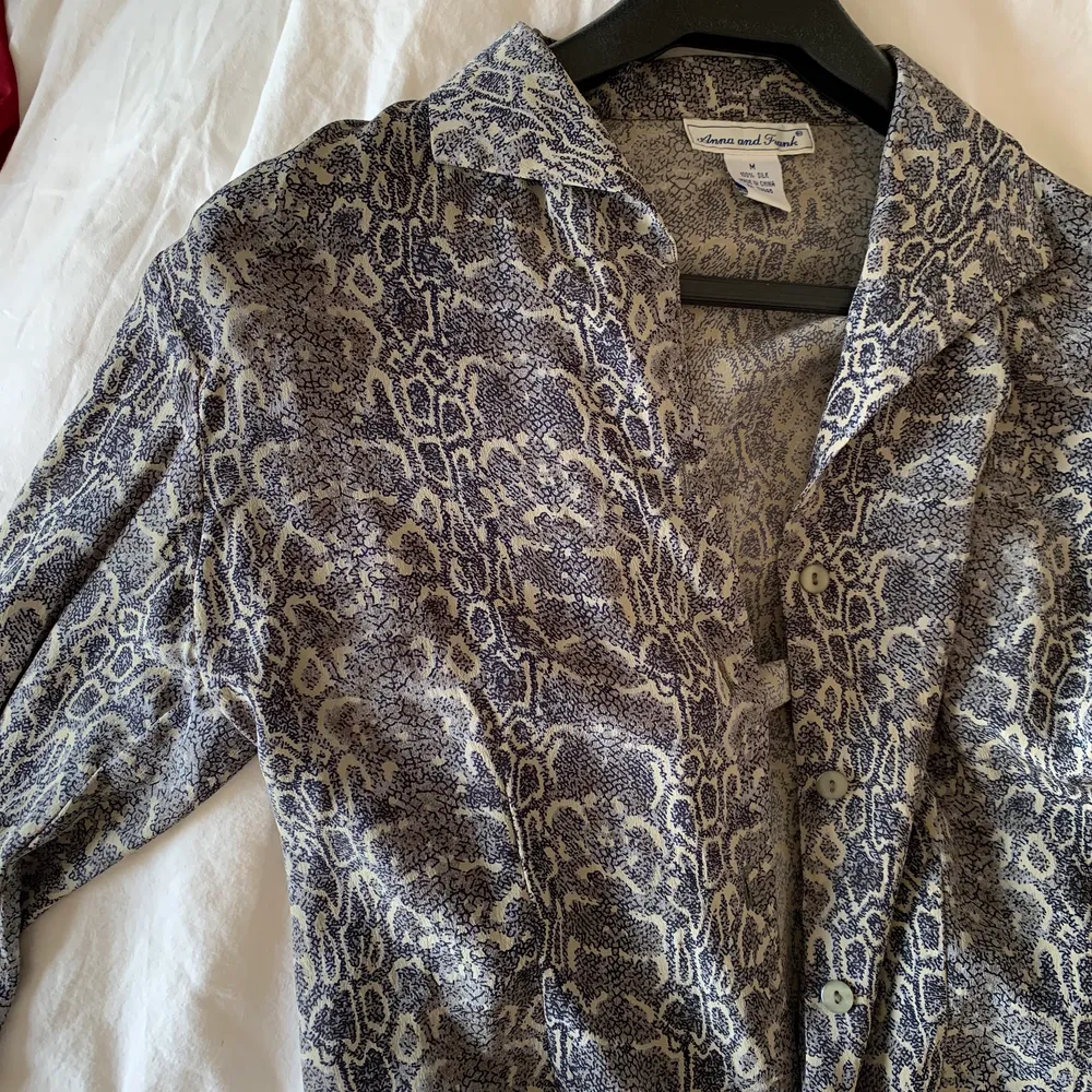 Trendig och snygg vintage blus i 100 % silke 🌼💫. Blusar.