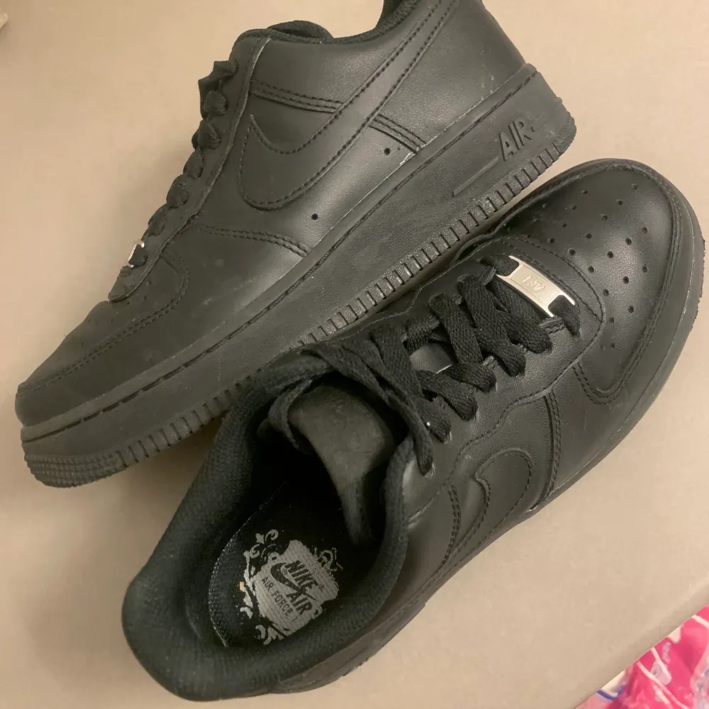 Säljer mina nike air force 1 svarta pågrund av att de ej är i min smak har haft på mig dom cirka 5 gånger skriv till mig vid intresse . Skor.