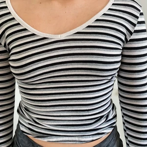 Tröja - Supersnygg långärmad tajt randig tröja. Jätte skön passform, väldigt stretchig. 👍🏼😁storlek S men passar både XSoch M 