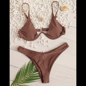 brun bikini - frakt ingår i pris! galet snygg bikini, köpt i storlek XL men trosan passar mig som vanligtvis har S/M i trosor, toppen var 90 i omkrets när jag köpte den men sydde in den för hand till 75/80 i omkrets men kupan är för liten för mig som vanligtvis har 80C/D!  bara att skriva vid funderingar 😊