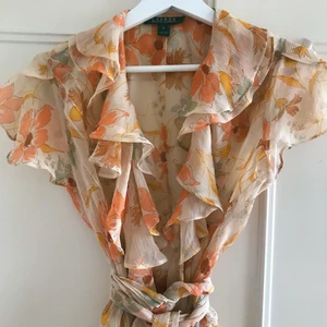 Ralph Lauren blus, blommig🌸 - Superfin blus från Ralph Lauren, volanger, tunt material (silk) knyts med ett band omlott! 