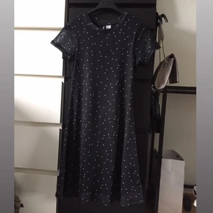 Kort klänning - En kort klänning. Använde den ett par gånger. Kommer inte till användning. För mer detaljerade bilder skriv privat. (KÖPAREN STÅR FÖR FRAKT)❤️