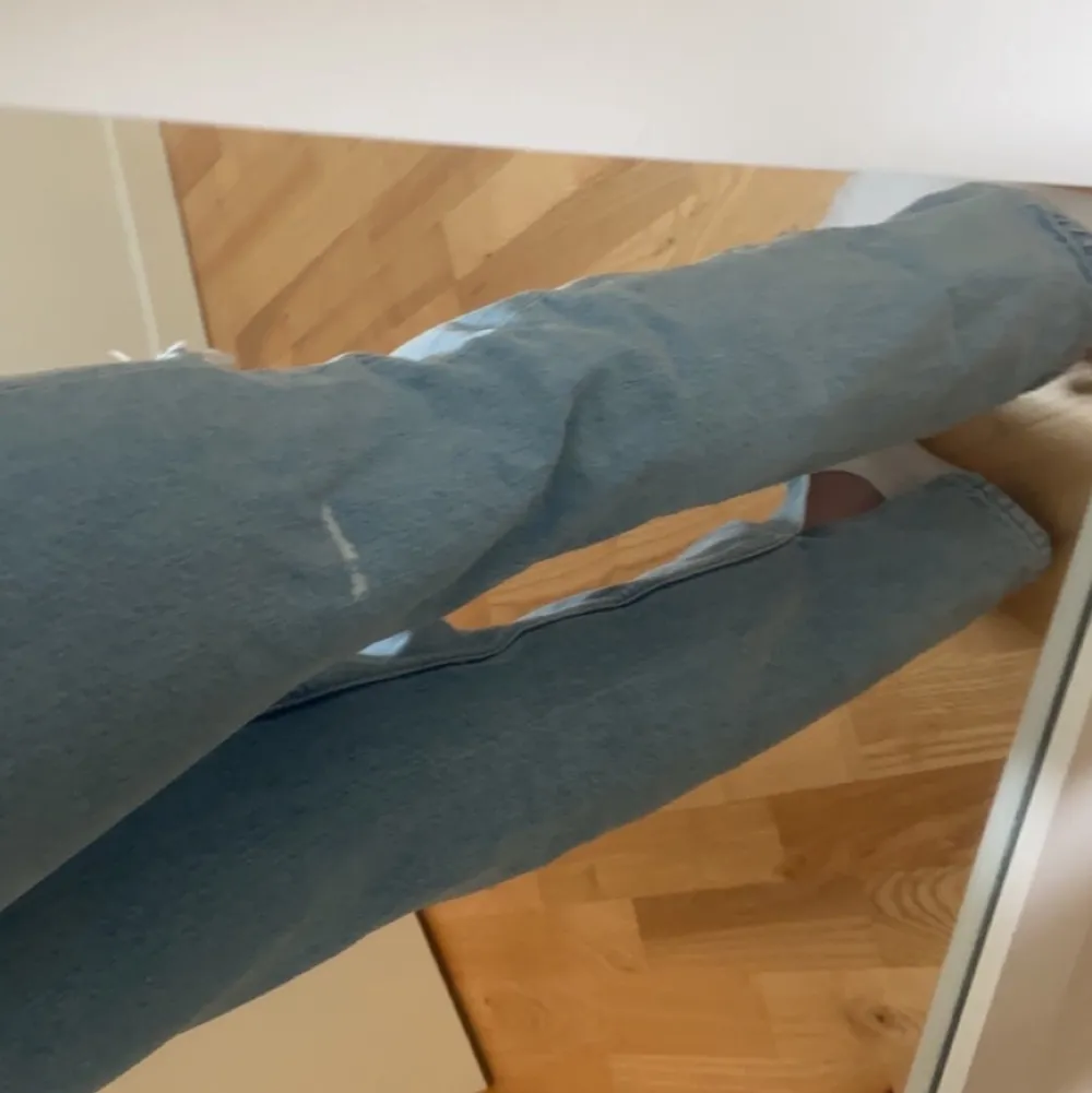 Så fina mid waist jeans med asfina detaljer har fått en blek fläck orsakat av klorin på baksida (se bild 3) . Jeans & Byxor.