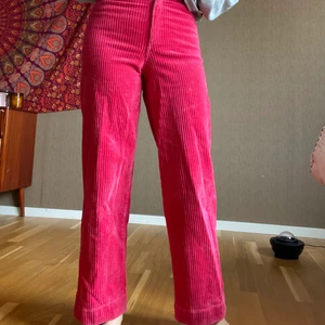 Rosa manchesterbyxor - Säljer mina rosa manchesterbyxor!! De är knappt använda och är i superfint skick. Köparen står för frakten 📦 Nypris: 350kr 💗