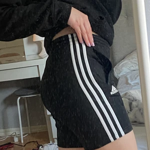 Adidas shorts  - Säljer dessa adidas shorts då dem blev för små för mig väldigt fort så har bara kunnat använda dem en gång. De är i en barnstorlek m vilket jag skulle säga motsvarar en xs i dam storlek. Pris går att diskutera💕 i priset ingår ej frakt💕