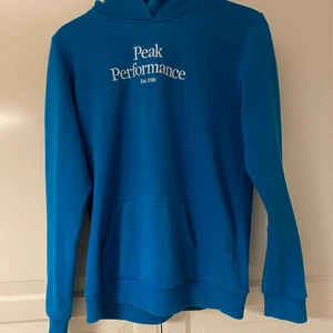 Peak performance Hoodie - Säljer en Peak performance hoodie i storlek 170 då den inte används, har använt den ett par gånger.  Budet ligger på 150kr INTE 200kr! 