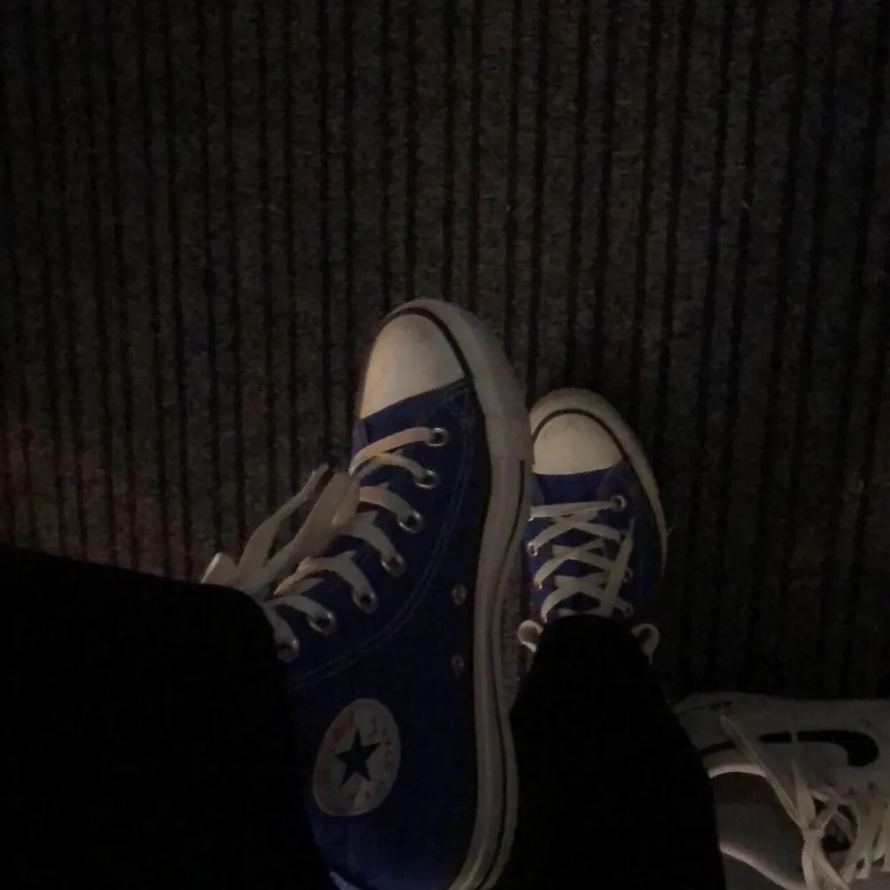 Ett par super fina blå converse som aldrig kommer till användning, dessa skor är knappt använda. Hör av er vid frågor💙💙. Skor.