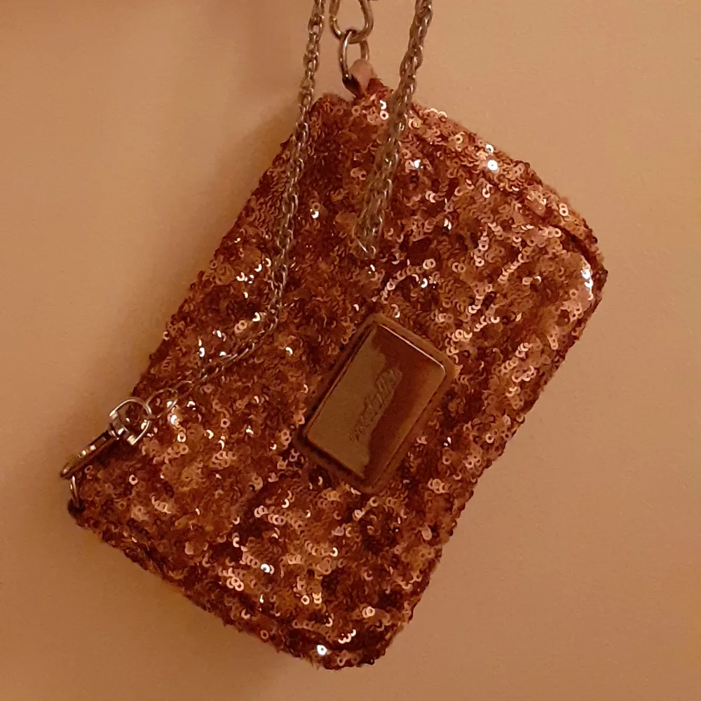 Köpt i Tokyo.  Söt väska med glitter från Rosebullet. Perfekt för fester. . Väskor.
