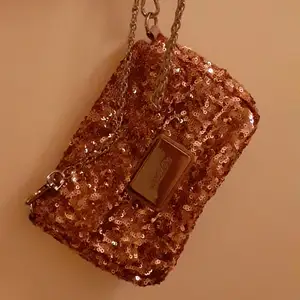 Köpt i Tokyo.  Söt väska med glitter från Rosebullet. Perfekt för fester. 