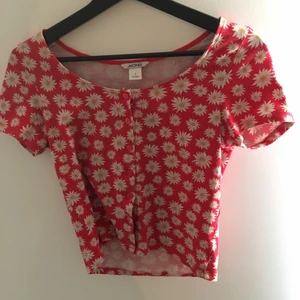 Blommor T-shirt, monki - Blommig t-shirt från monki, storlek s, aldrig använd. Fler bilder kan skickas vid intresse. Köpare står för frakt.