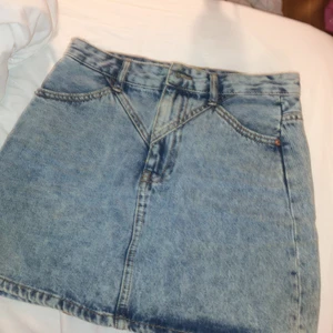 Jeanskjol - Fin jeanskjol i bra skick minns inte vart jag köpte den men tror nånstans i usa💕