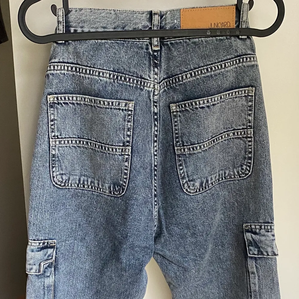 Superfina jeans i storlek S. Mycket sparsamt använda och är därav i nyskick. Skickas med postnord spårbart paket.. Jeans & Byxor.