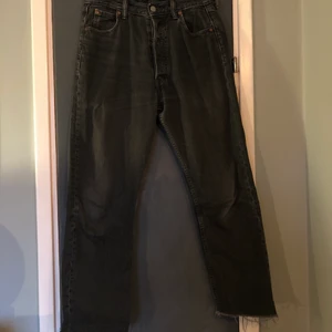 Levi’s 501, strl. 28 - Säljer dessa najsiga grå, Levis 501. Avklippta redan vid köp. 