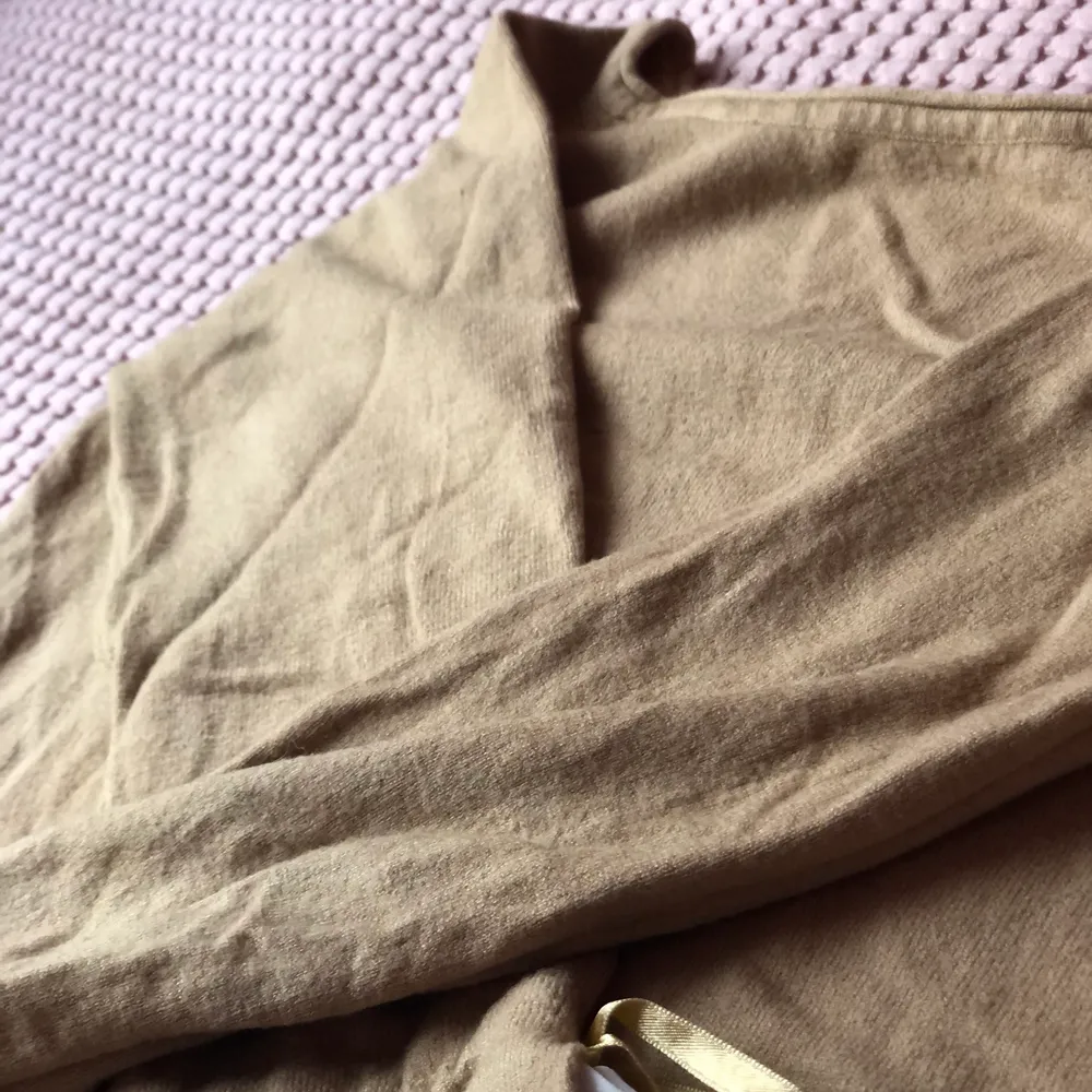 En lång armad tröja från Sara i ljus brun färg.. Tröjor & Koftor.