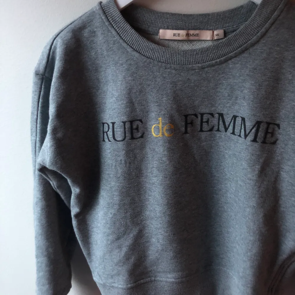 Säljer denna tröja från Rue de Femme som tyvärr är för liten för mig! Har dragkedjor på sidorna ☺️ Hör av dig om du är intresserad!. Tröjor & Koftor.