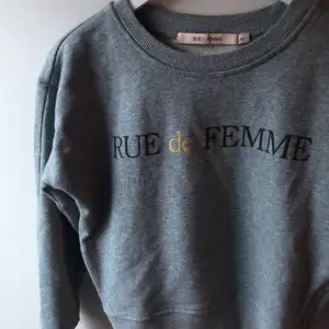 Säljer denna tröja från Rue de Femme som tyvärr är för liten för mig! Har dragkedjor på sidorna ☺️ Hör av dig om du är intresserad!
