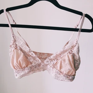 Spetsbh - Söt rosa spetsbh med blommönster. Mittendelen är i mesh och den är väldigt bekväm på! Superfint skick. Säljer pga att den blivit för liten! 