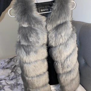 Grå Pälsväst (faux fur) - Precis likadan som den svarta pälsen som finns i flödet, denna väst har jag använt Några gånger & är i bra skick! Hör av dig vid frågor, önskemål av videos eller bilder på västen m.m (du står för frakten) kan självklart också mötas upp om du är från Stockholm.