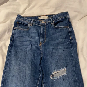 Slitna jeans - Jeans med slitningar från Gina stl 38. Använda endast ett fåtal gånger därmed väldigt bra skick. Köp direkt för 90+frakt💕