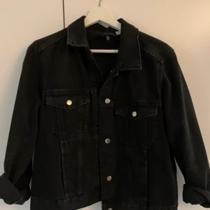 Svart jeansjacka - En svart jeans jacka från H&M i storlek M. Passar till både xs och s beroende på om man vill ha den lite oversize. Använd många gånger men i mycket gott skick!